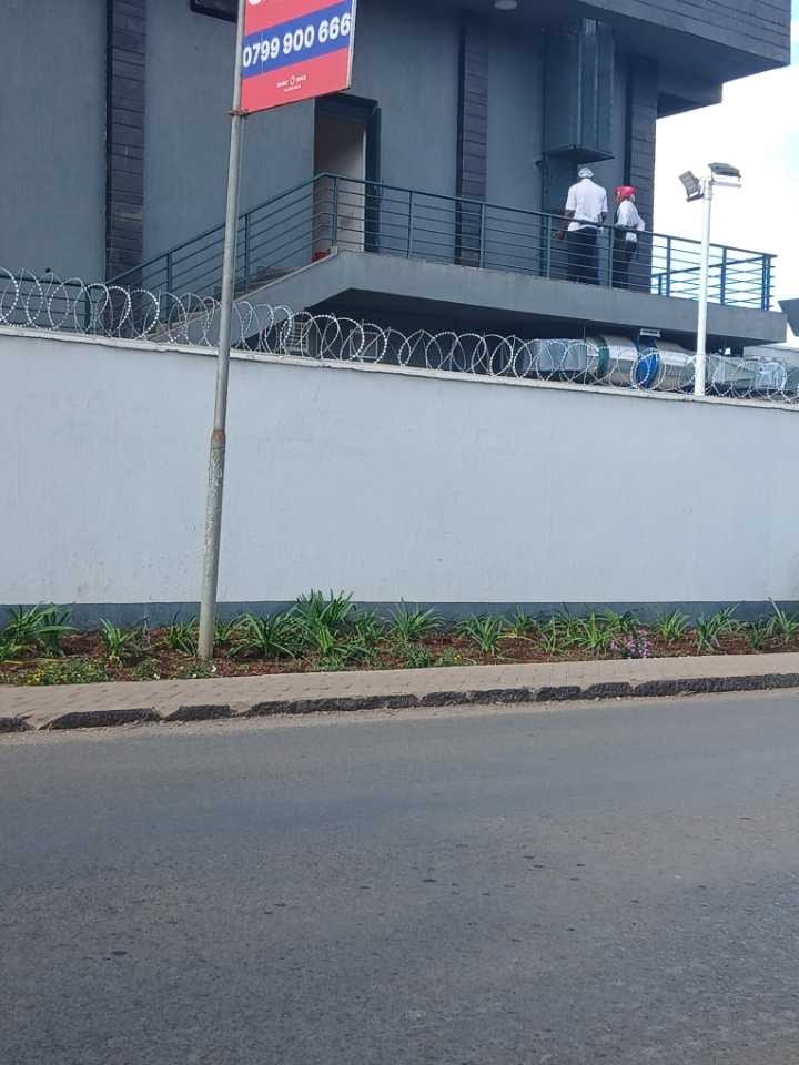 Huyo ni one of trainer akiwa na checker . . Stori hapo ni sex sex sex