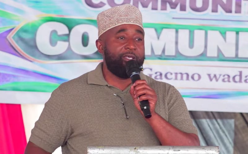 Abubakar Joho speaking at the Mombasa Somali community meeting.