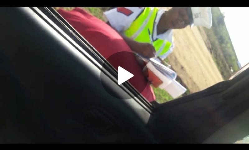 Watch: Rogue Mombasa Traffic Police Uses Matatu Conductor As Table