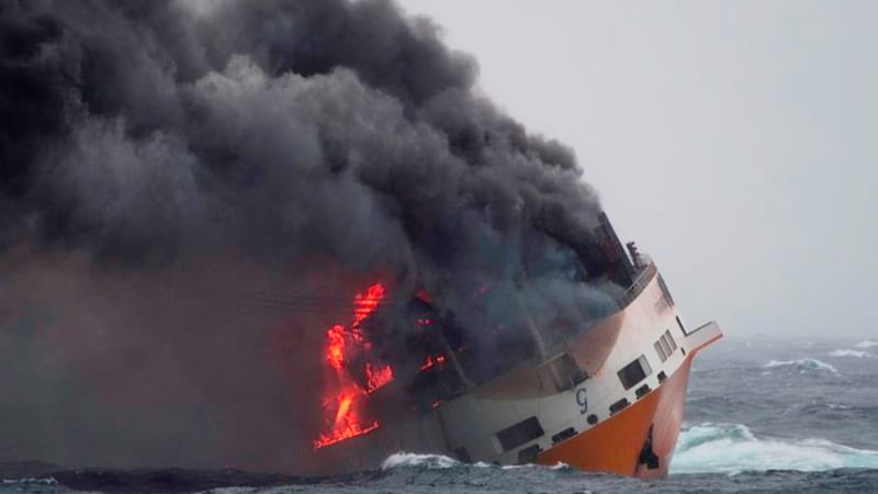 Ship sinks 1