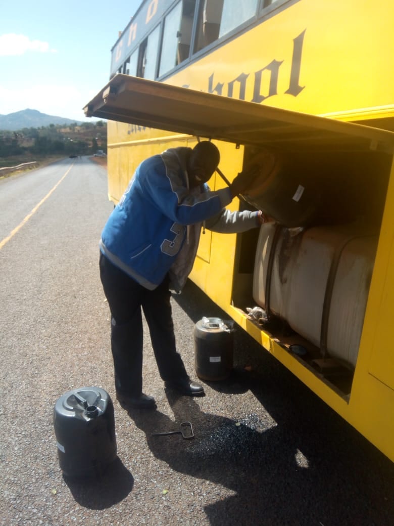 [PHOTOS] Students Stranded As School Bus Runs out of Fuel; Meru County Director of Education On The Spot