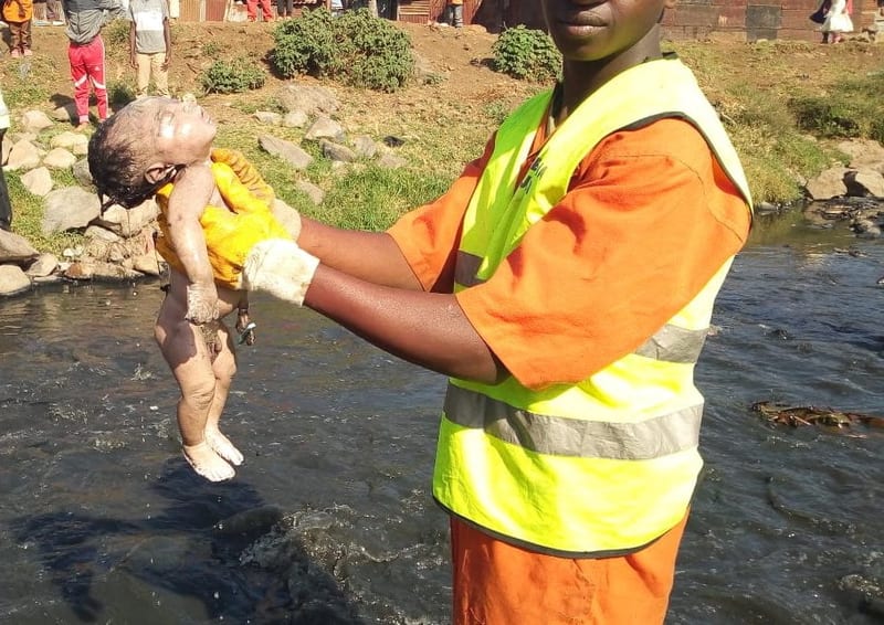 [Graphic Photos] Nairobi County Youths on a clean up exercise along Nairobi River find an abandoned baby in the water