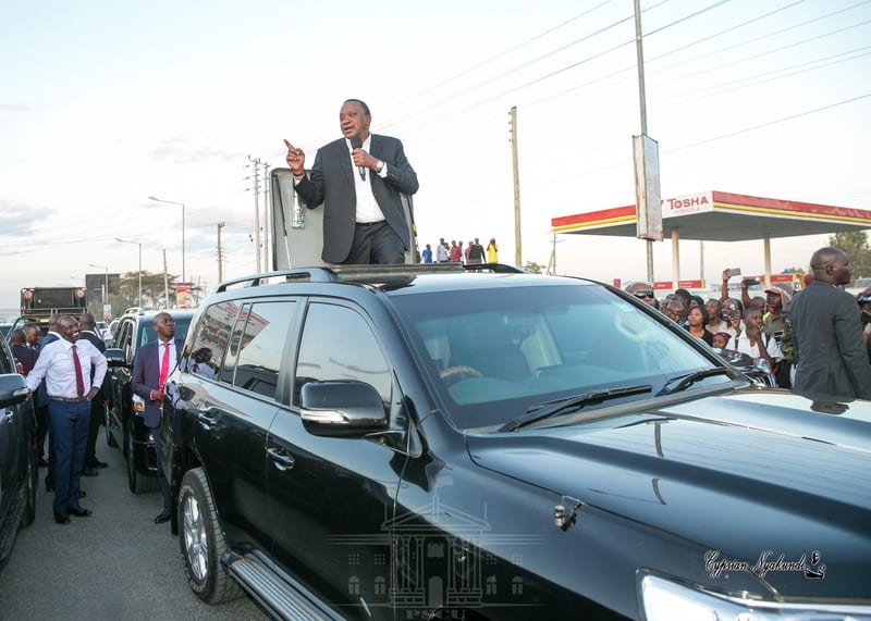 VIDEO — Uhuru Kenyatta & William Ruto Drive To Arusha For The EAC Heads Of State Summit