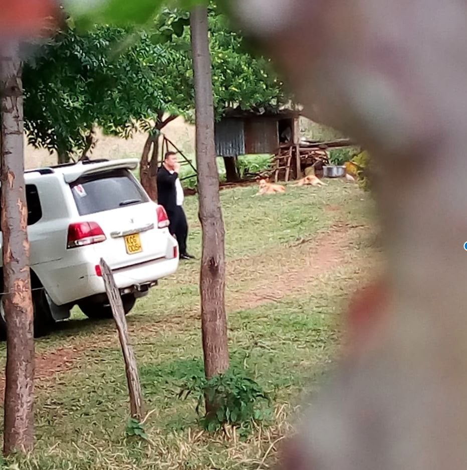 Keitany’s car at the mine with Bai Yuehua doing a deal with the family